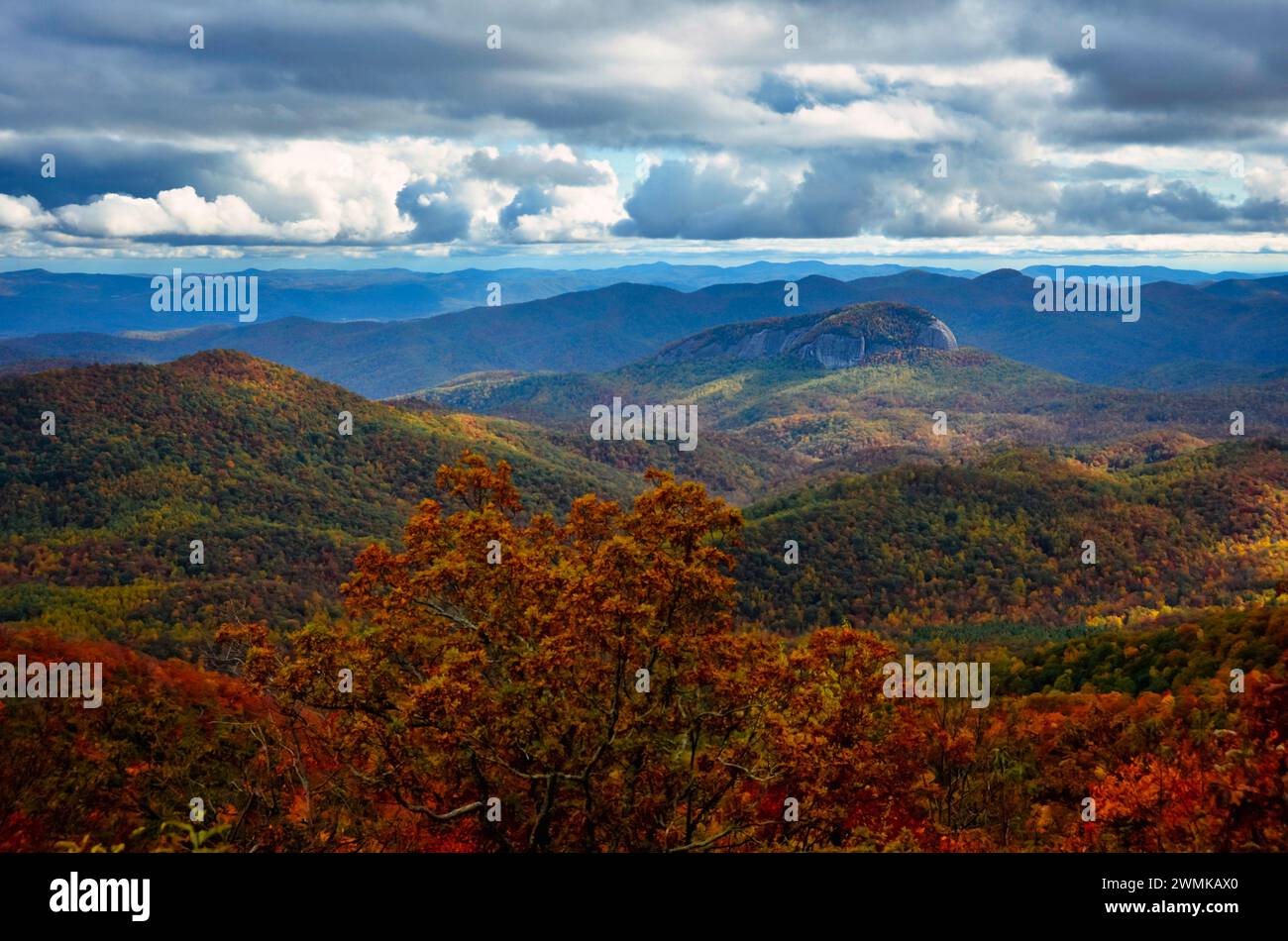 Blick auf den Looking Glass Rock vom Blue Ridge Parkway in der Nähe von Asheville, North Carolina, USA; North Carolina, Vereinigte Staaten von Amerika Stockfoto