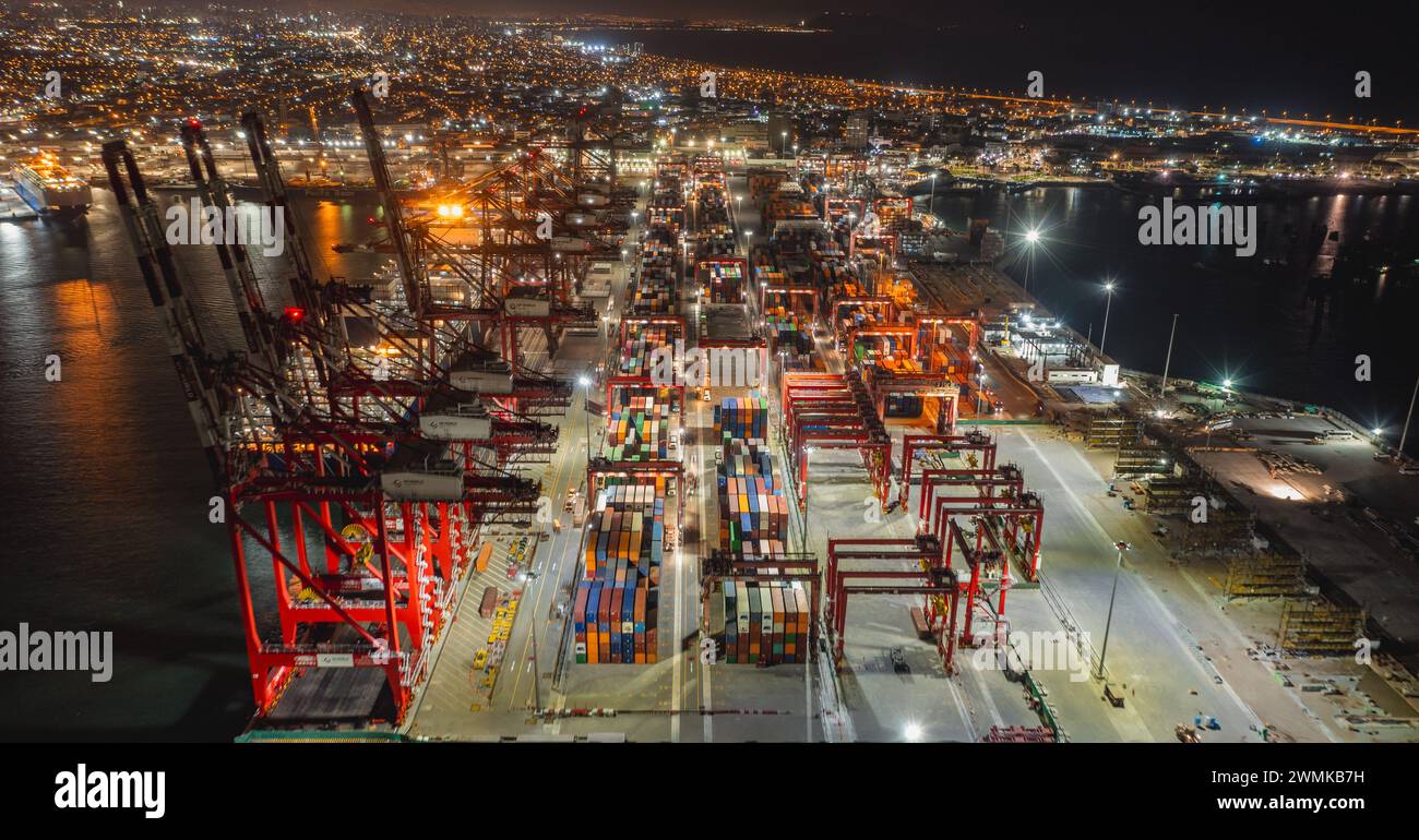 Callao, Peru, Dezember 2023. Blick auf den Hafen von Callao bei nächtlicher Beleuchtung. Bulk- und Autotransporter bleiben neben dem Liegeplatz Stockfoto