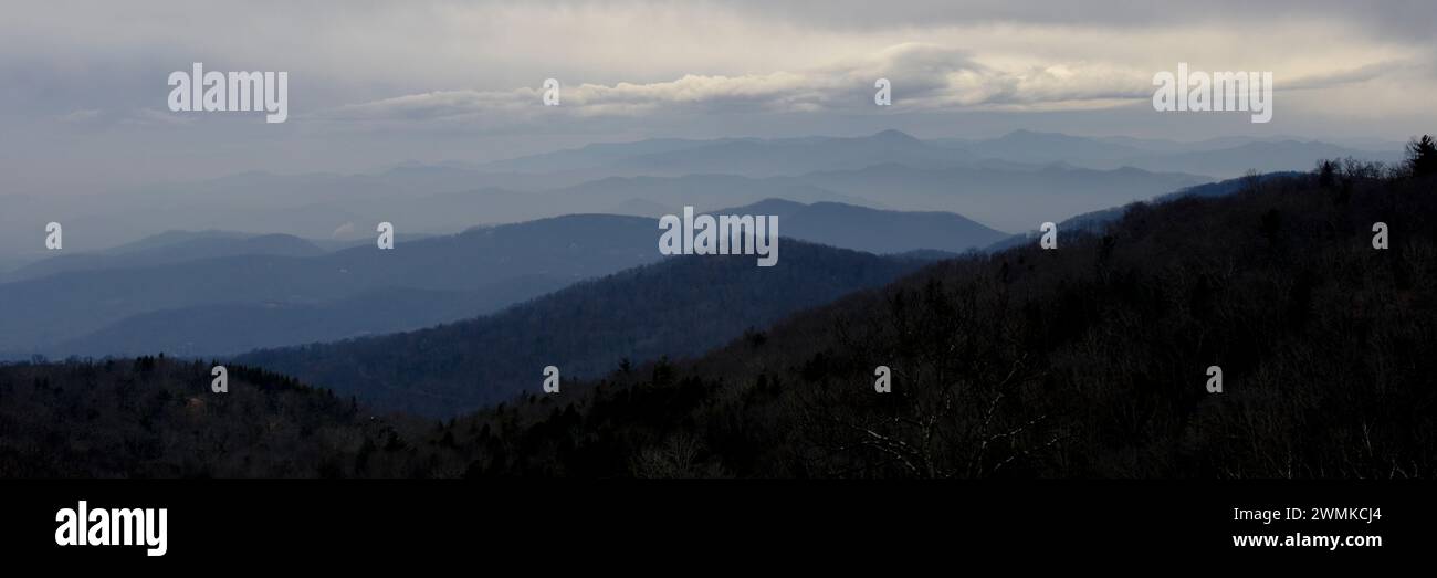Panorama der Silhouetten der Blue Ridge Mountains in North Carolina, USA, bis in die Ferne unter einem bewölkten Himmel Stockfoto