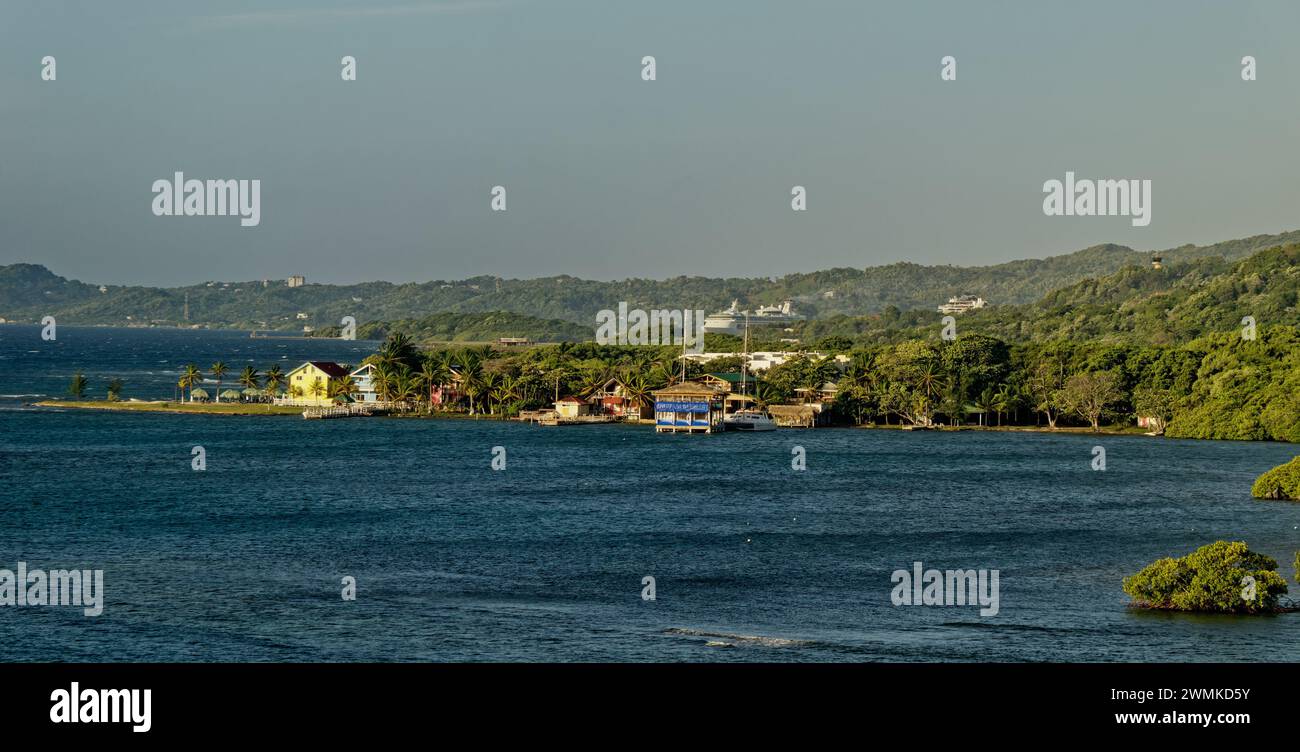 ROATAN, HONDURAS - 23. Januar 2024: Der Hafen von Roatan ist einer von zwei Kreuzfahrthäfen in Roatan. Schätzungsweise 580,000 Besuche Roatan über diesen Hafen jedes Jahr Stockfoto