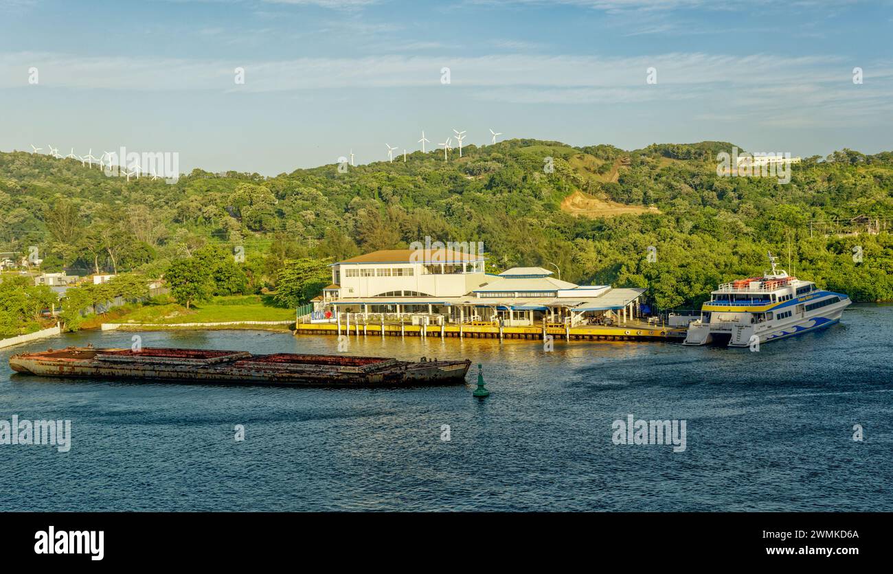 ROATAN, HONDURAS - 23. Januar 2024: Der Hafen von Roatan ist einer von zwei Kreuzfahrthäfen in Roatan. Schätzungsweise 580,000 Besuche Roatan über diesen Hafen jedes Jahr Stockfoto