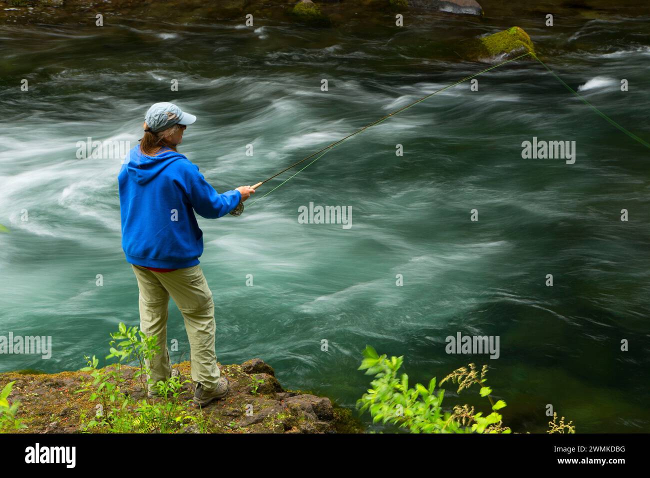 Angeln auf Clackamas Wild und Scenic River, West Cascades Scenic Byway, Mt Hood National Forest, Oregon Fly Stockfoto