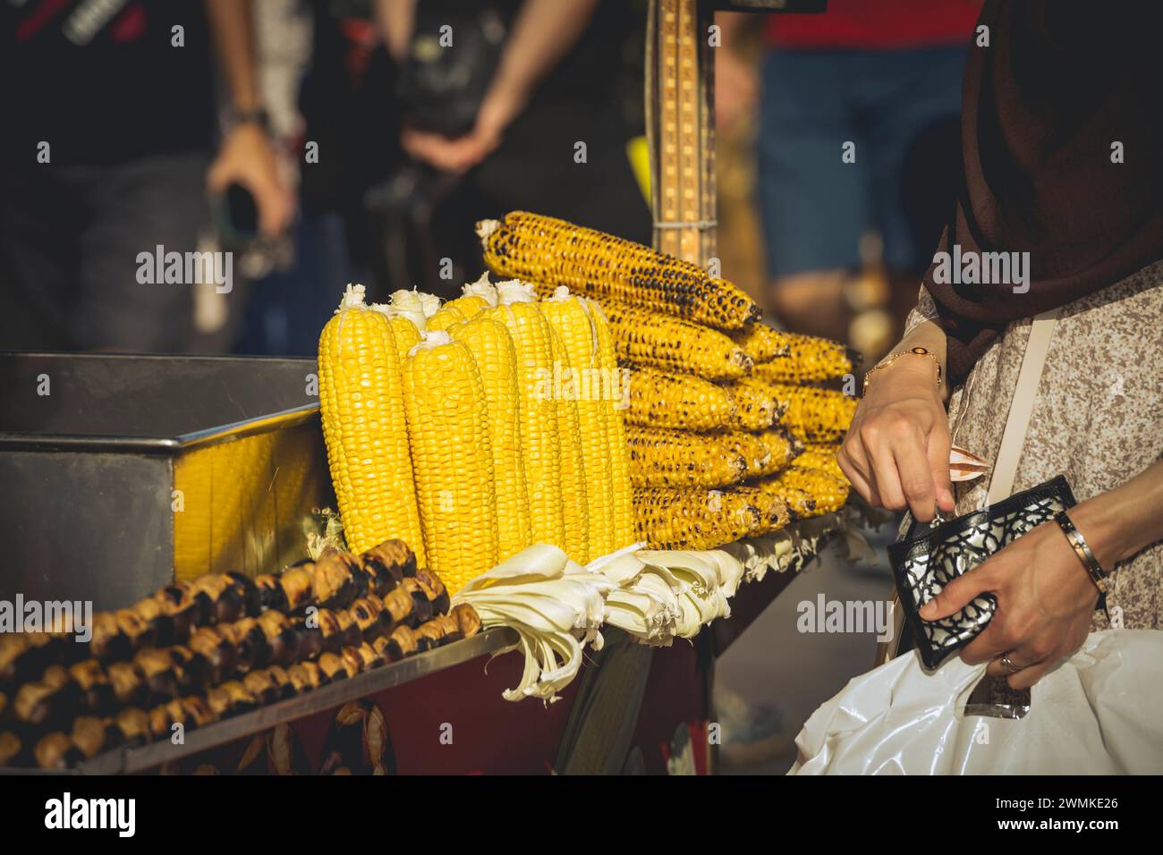 Corn Street Händler am Eminonu Square in Eminonu, Istanbul, Türkei; Istanbul, Türkei Stockfoto