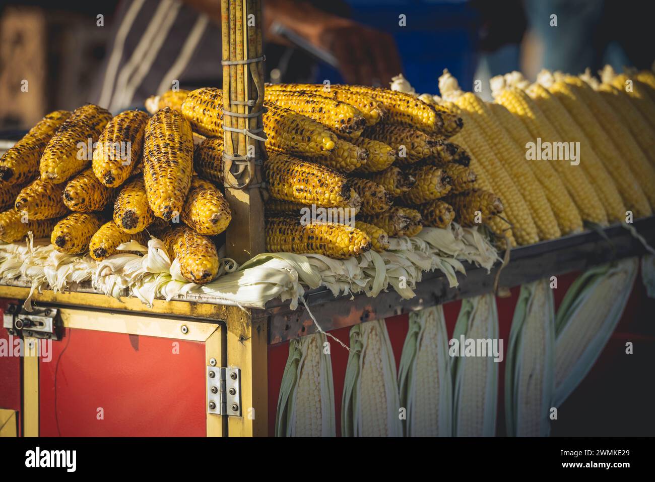 Corn Street Händler am Eminonu Square in Eminonu, Istanbul, Türkei; Istanbul, Türkei Stockfoto