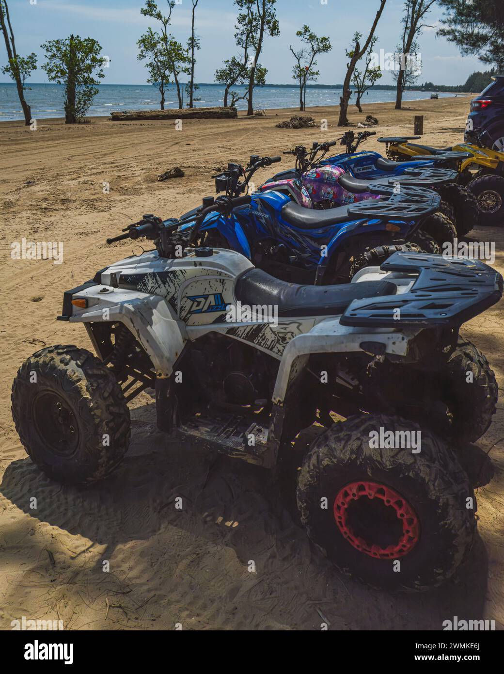 Balikpapan, Indonesien - 8. Februar 2024. Der Quad-Fahrradverleih ermöglicht es Besuchern, diese Fahrräder zu mieten, um am Strand zu fahren. Stockfoto