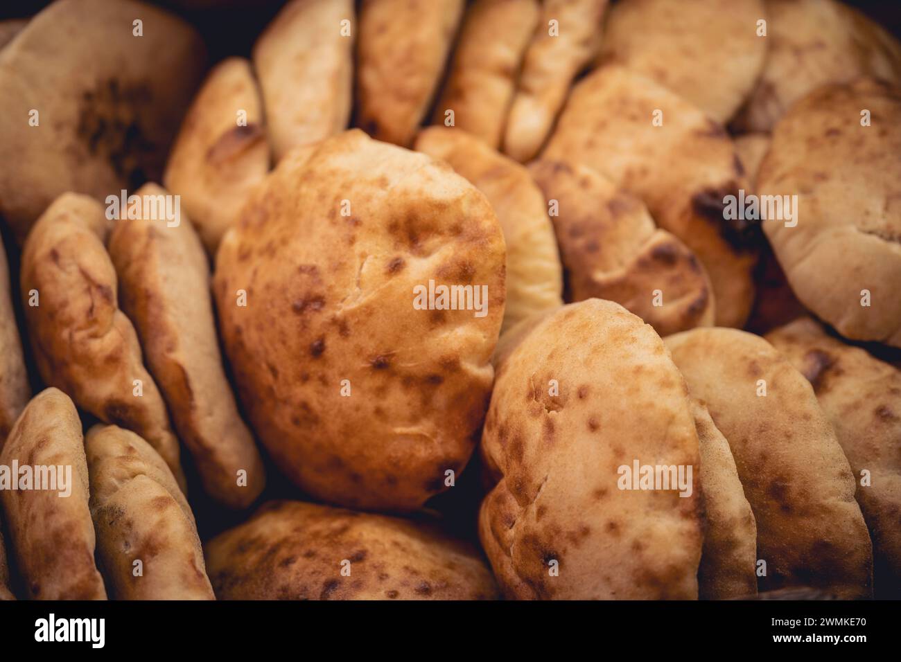 Frisches Brot zum Verkauf auf dem Gewürzbasar in Istanbul, Türkei Stockfoto