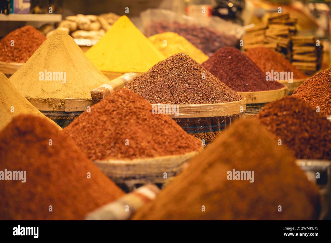 Gewürze zum Verkauf auf dem Gewürzbasar in Istanbul, Türkei Stockfoto