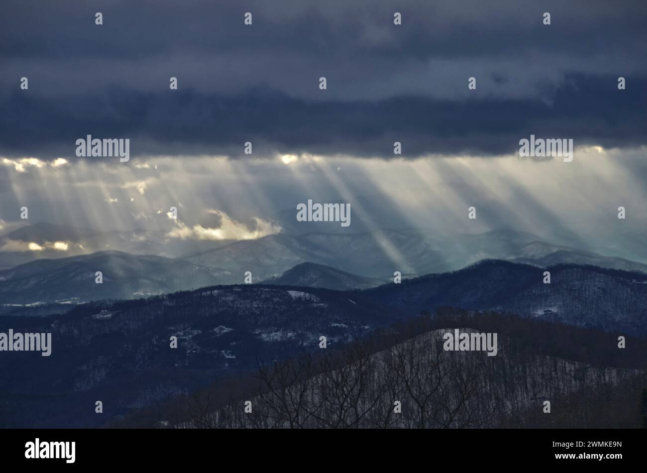 Sonnenlicht strömt durch Sturmwolken über die Blue Ridge Mountains; North Carolina, Vereinigte Staaten von Amerika Stockfoto