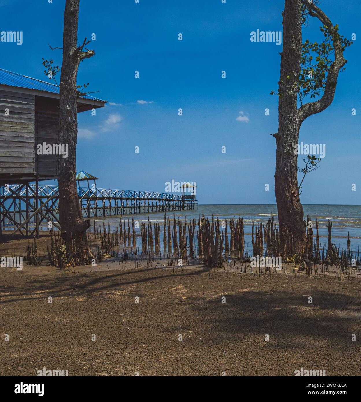 Der Pier ragt hinaus in die Makassar-Straße Stockfoto