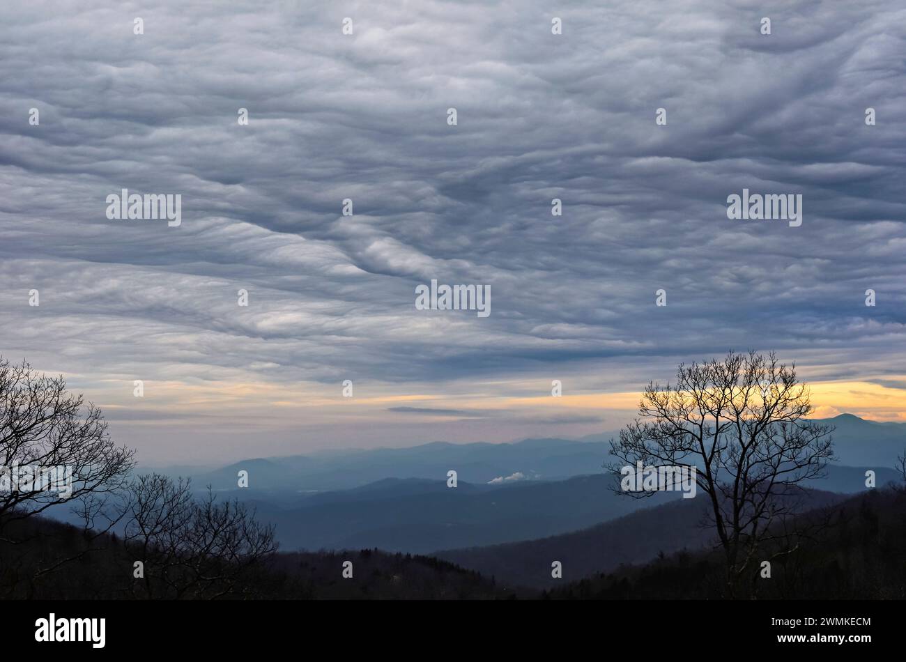 Bewölkter Himmel über den Silhouetten der Blue Ridge Mountains bei Sonnenuntergang in North Carolina, USA; Fairview, North Carolina, USA Stockfoto