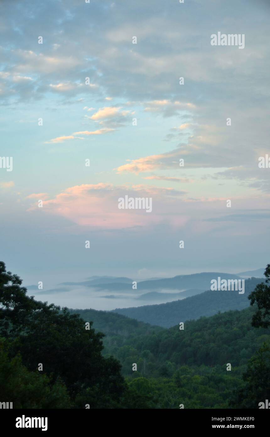 Sonnenaufgang beleuchtet Wolken über den Blue Ridge Mountains, USA Stockfoto
