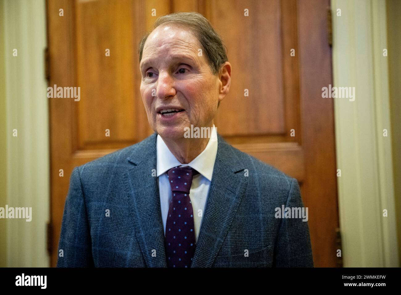 Washington, USA. Februar 2024. Senator Ron Wyden (D-OR) spricht am Montag, den 26. Februar, im US-Kapitol in Washington, DC, vor Medien. 2024. (Graeme Sloan/SIPA USA) Credit: SIPA USA/Alamy Live News Stockfoto