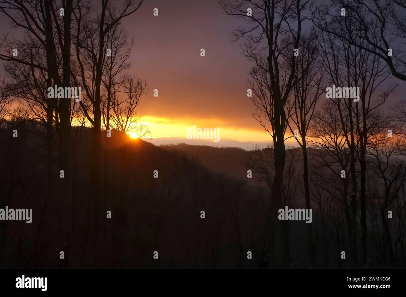 Sonnenuntergang über den Blue Ridge Mountains, mit Sonnenlicht, das von dunklen Wolken erstrahlt; Vereinigte Staaten von Amerika Stockfoto