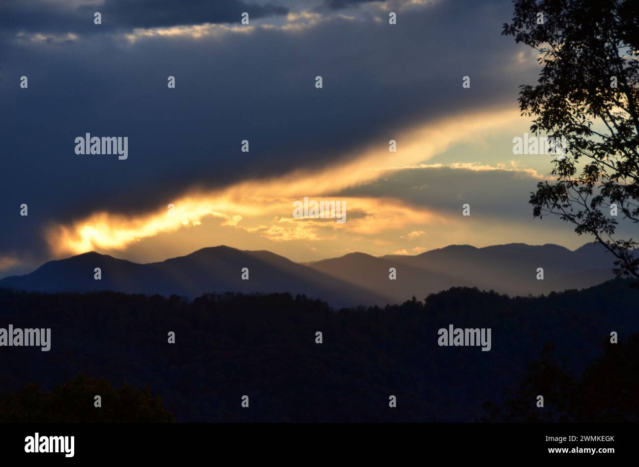 Sonnenuntergang über den Blue Ridge Mountains, mit Sonnenlicht, das von einer dunklen Wolkenbildung erstrahlt; Vereinigte Staaten von Amerika Stockfoto