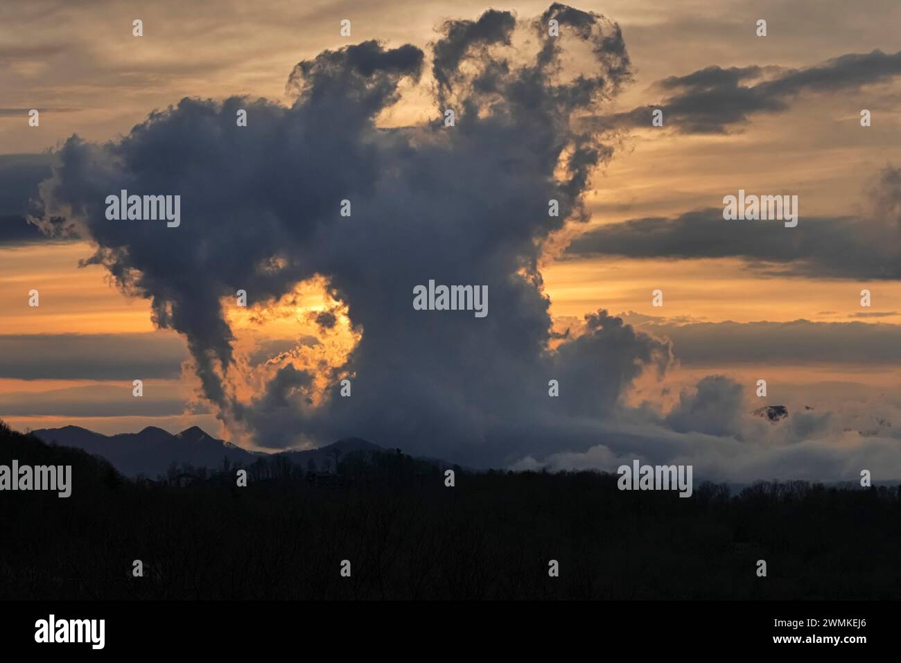 Wolkenbildung bei Sonnenuntergang über den Bergen; Weaverville, North Carolina, Vereinigte Staaten von Amerika Stockfoto