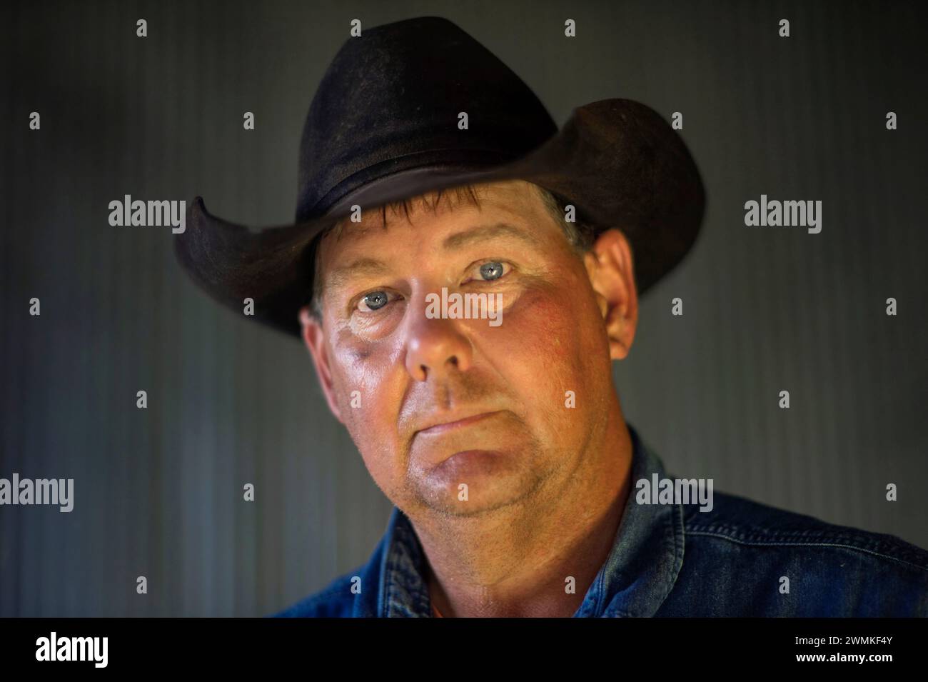 Porträt eines Ranchers mit Cowboyhut; Burwell, Nebraska, Vereinigte Staaten von Amerika Stockfoto