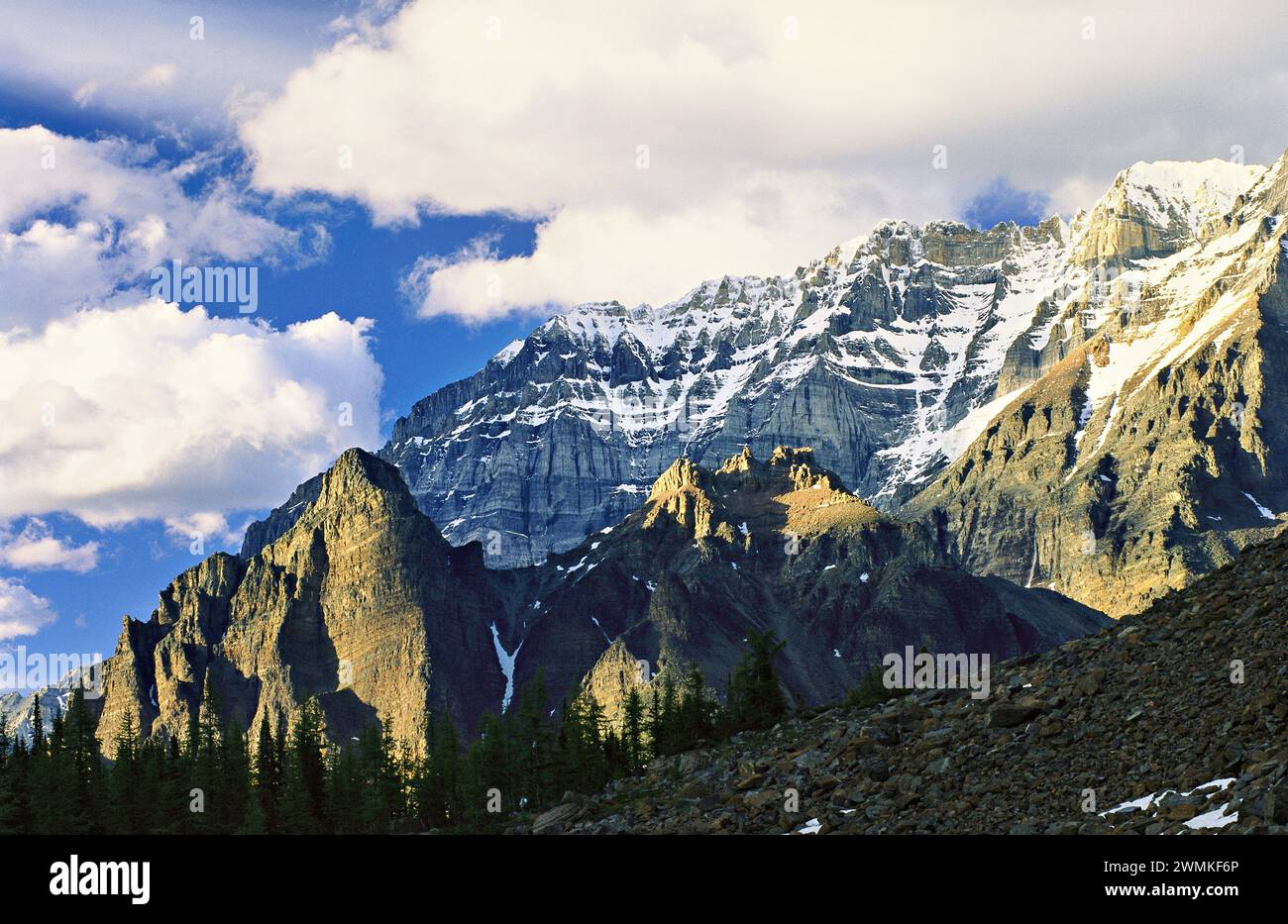 Malerischer Blick auf die schneebedeckten Rocky Mountains im Yoho-Nationalpark; British Columbia, Kanada Stockfoto