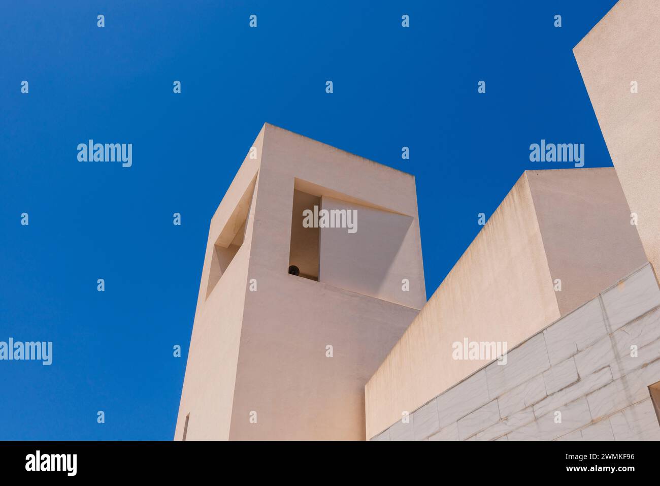 Nahaufnahme des Daches und des Steins der Kirche unserer Lieben Frau von Fatima in der Stadt Trapani, vor einem blauen Himmel; Trapani, Sizilien, Italien Stockfoto