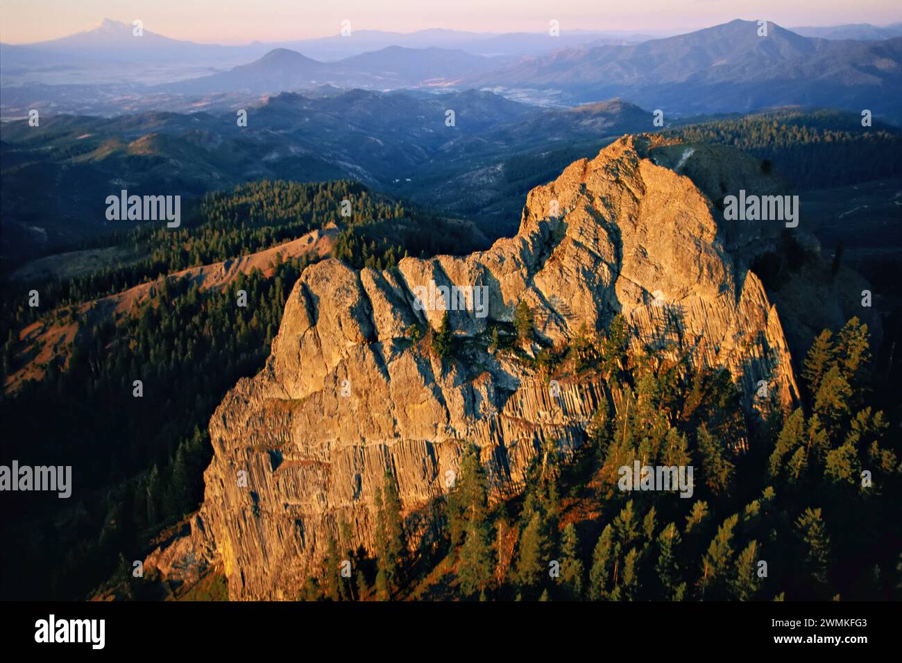 Luftaufnahme des Pilot Rock in der Dämmerung. Die legendäre Felswände sind ein Vulkanbasalt, der 400 Meter über dem Kaskaden-Siskiyou National Monumen ragt... Stockfoto