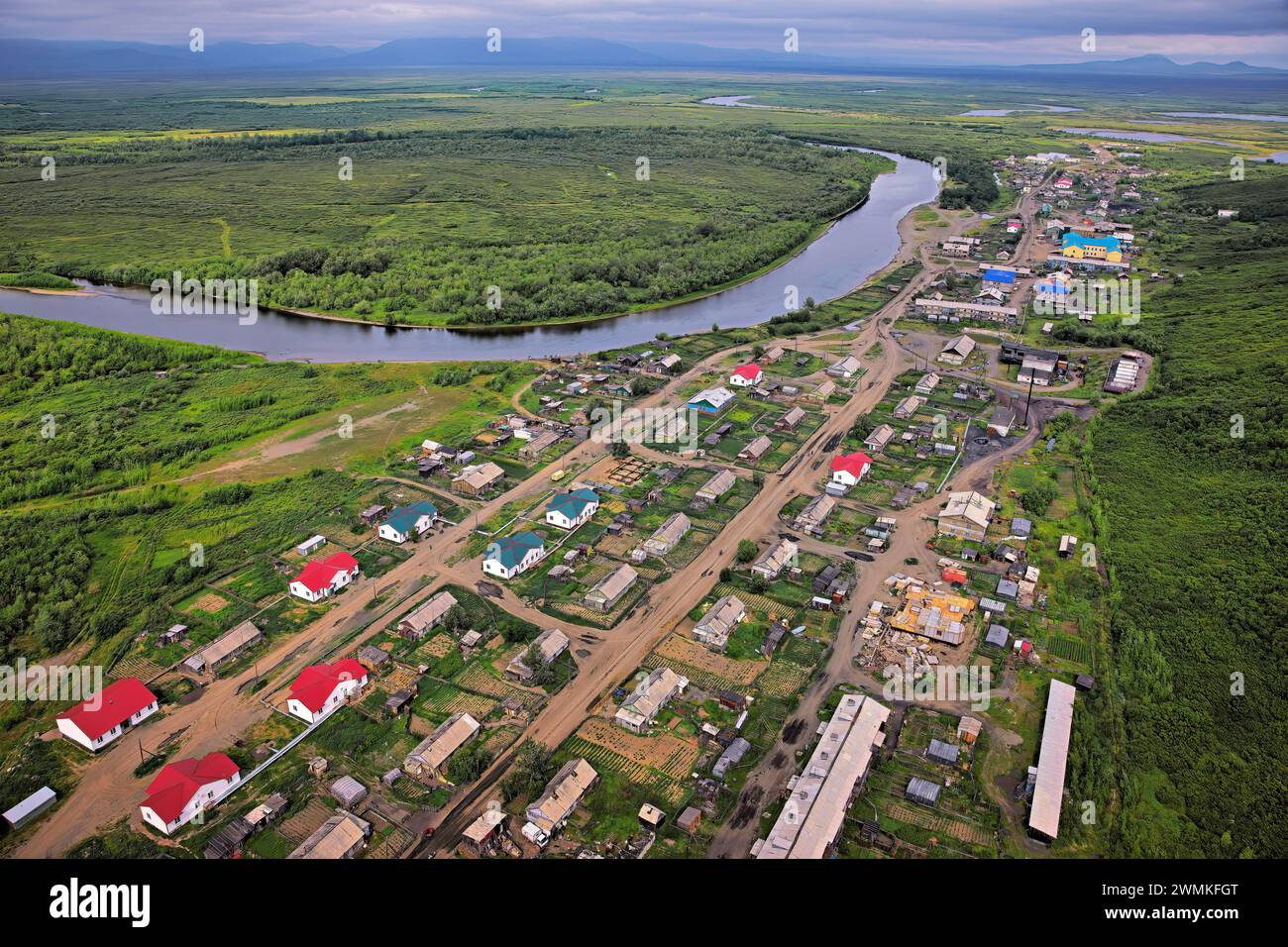 Abgelegene Fischerstadt Khailino. Ein Luftbild von Khailino aus einem MI-8 Hubschrauber zwischen Tilichiki und Khailino zeigt den Fluss Vyvenka. Stockfoto