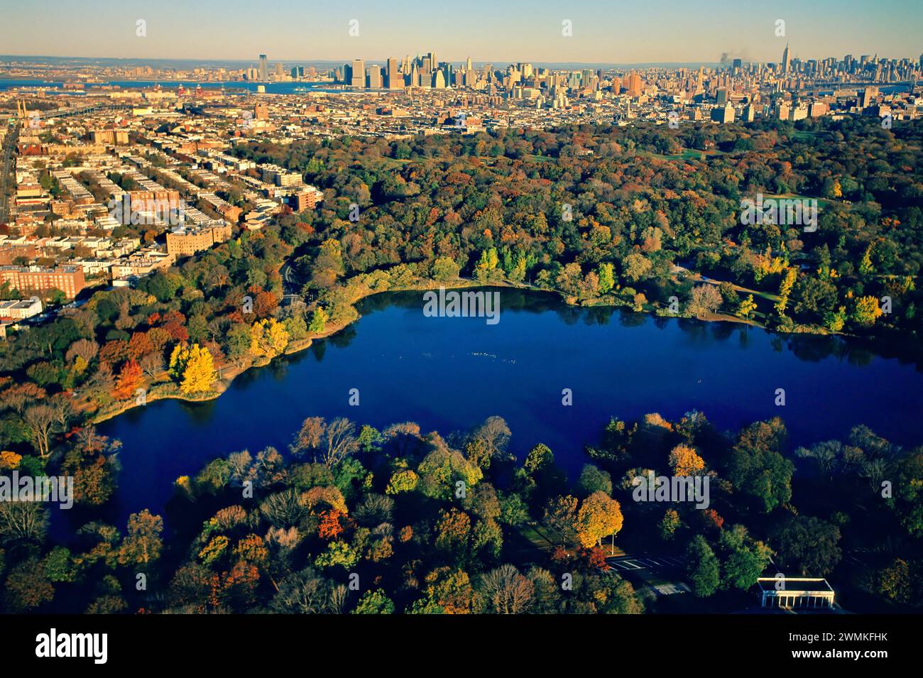 Aus der Vogelperspektive des Prospect Park mit der Skyline von Manhattan in der Ferne. Das Hotel liegt in Brooklyn, Prospect Park, war der Hauptfokus von Frederick Law Olmsted... Stockfoto