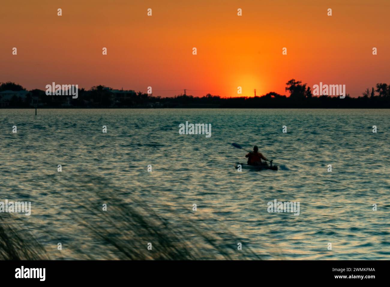 Orangefarbener Sonnenuntergang am Siesta Key Beach mit Sonnenschein, Sarasota, Florida Stockfoto