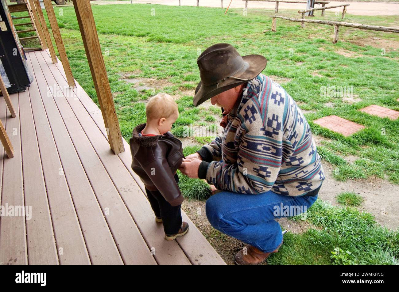 Großvater mit Cowboyhut verbringt Zeit mit seinem Enkel Gibbon, Nebraska, USA Stockfoto