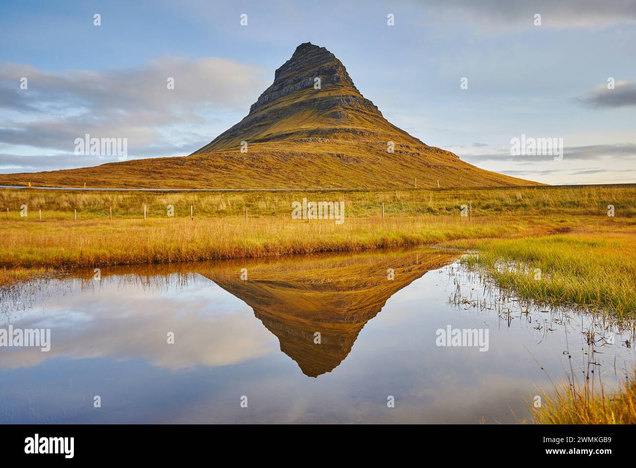 Der Kirkjufell-Berg und sein Spiegelbild im Wasser, in der Nähe von Grundarfjordur, Snaefellsnes, Island; Island Stockfoto