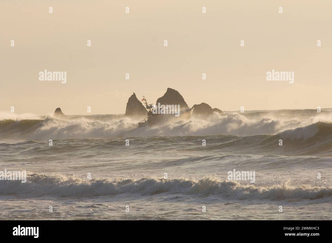 Beach Quileute La Push Reservation Olympic National Park US Coast Guard Boot übt auf der Rough Water Olympic Peninsula Washington USA Amerika Stockfoto