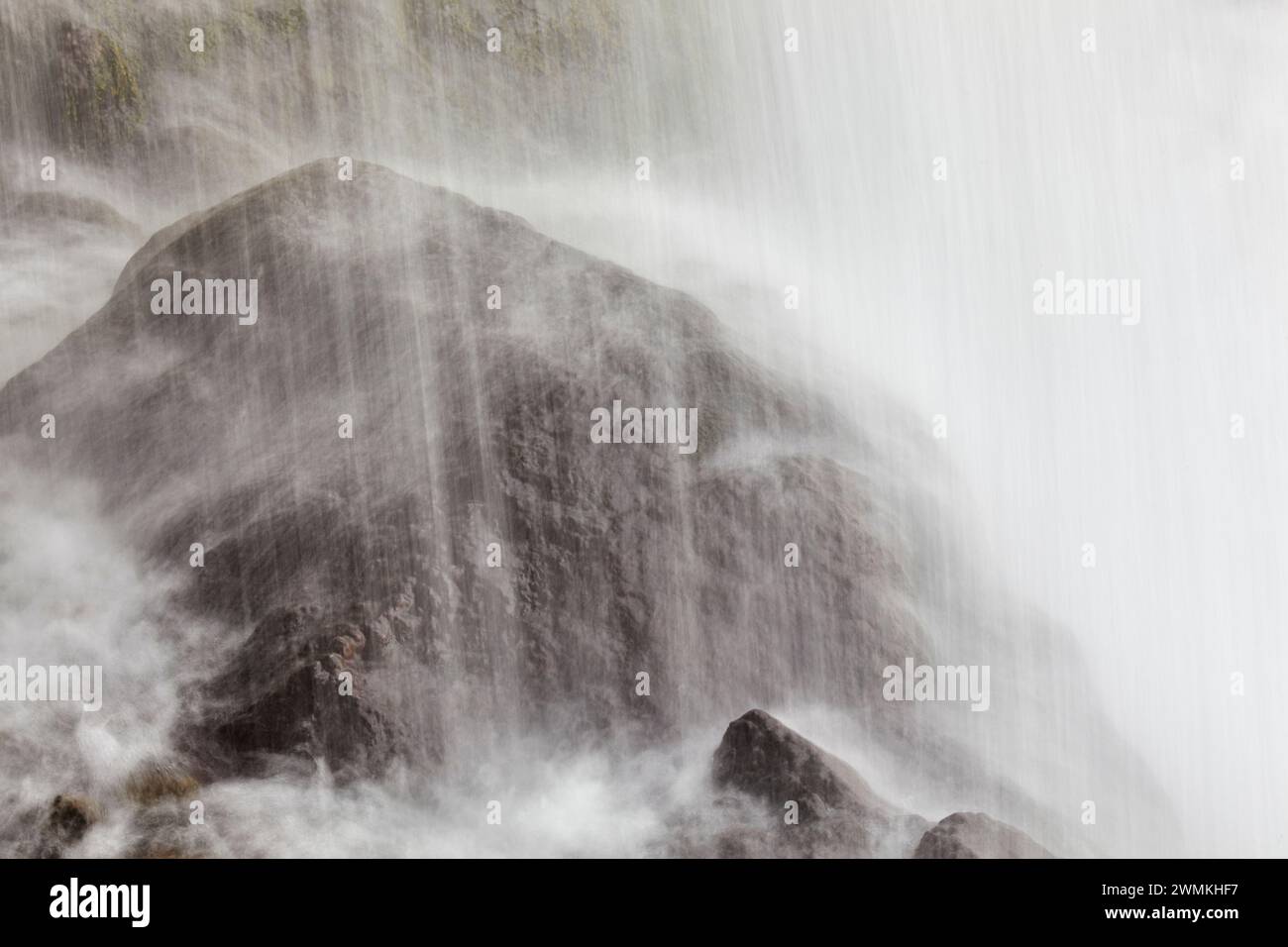 Fallendes Wasser plätschert auf einen Felsen am Hafrafell-Wasserfall in den Bergen nahe Stykkisholmur, der Halbinsel Snaefellsnes, im Westen Islands Stockfoto