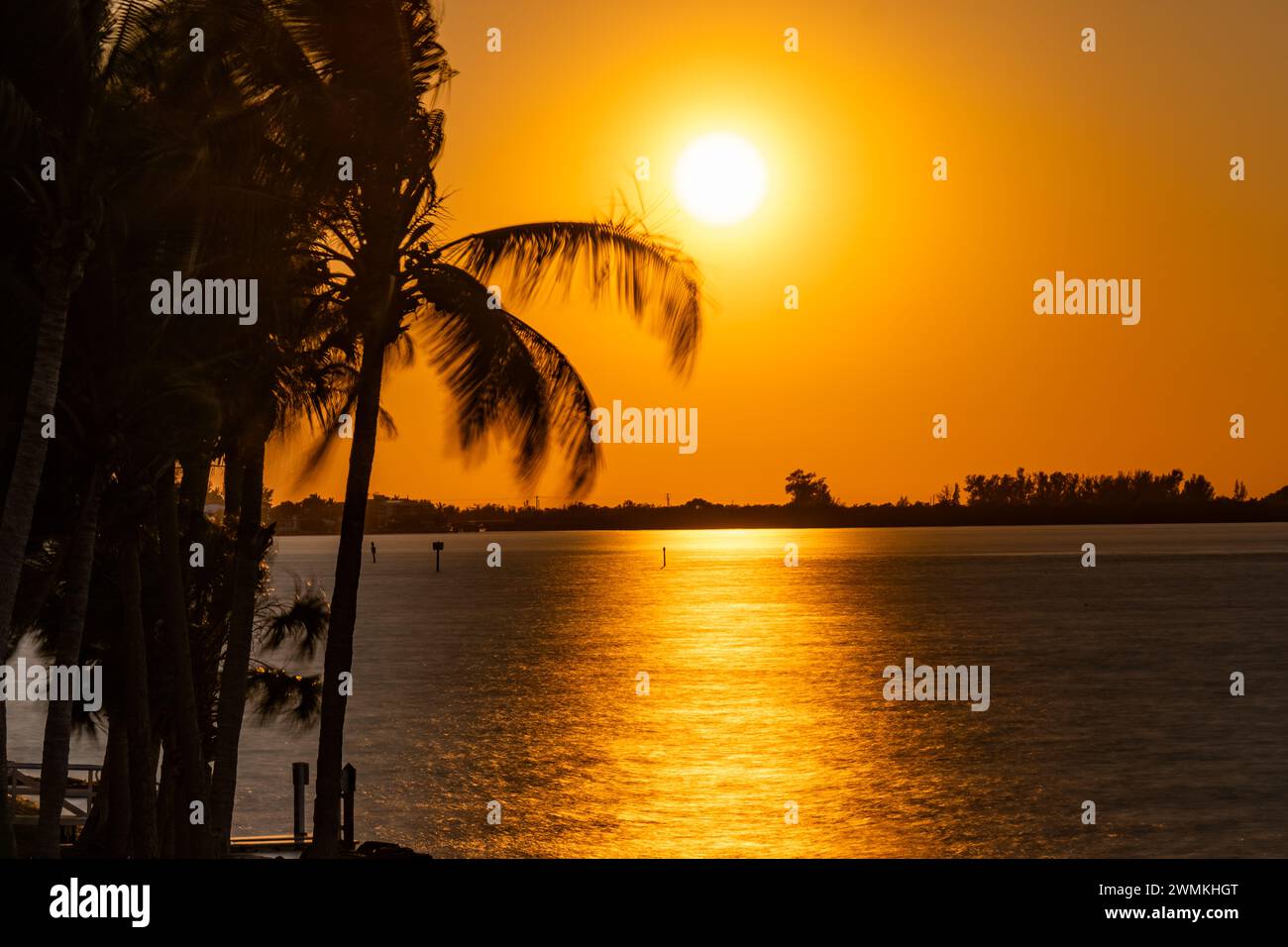 Orangefarbener Sonnenuntergang am Siesta Key Beach mit Sonnenschein, Sarasota, Florida Stockfoto