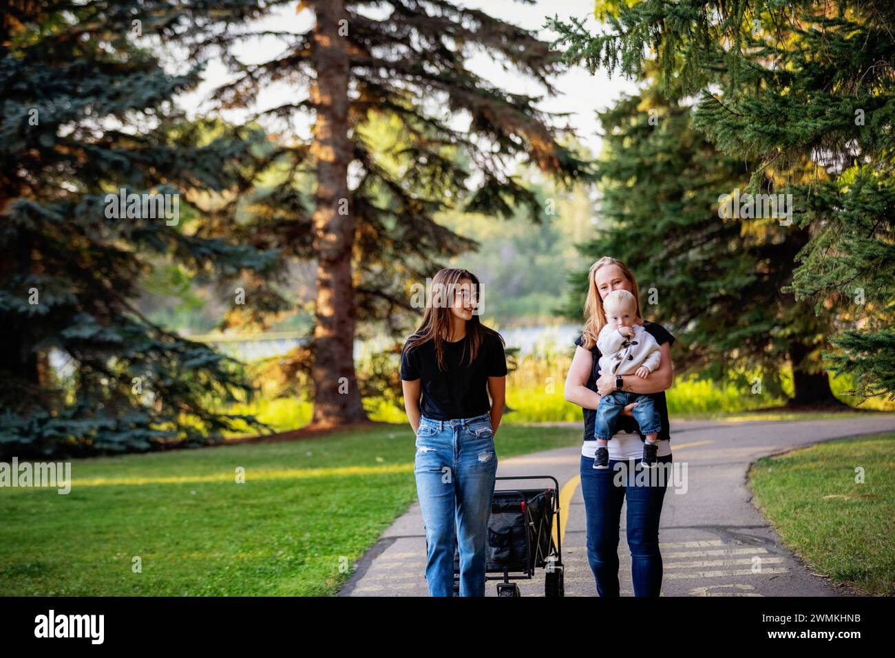 Mutter verbringt an einem Herbsttag in einem Stadtpark mit ihrer Tochter im Teenageralter und ihrem jungen Sohn, der an einem Down-Syndrom leidet; Leduc, Alberta, Kanada Stockfoto