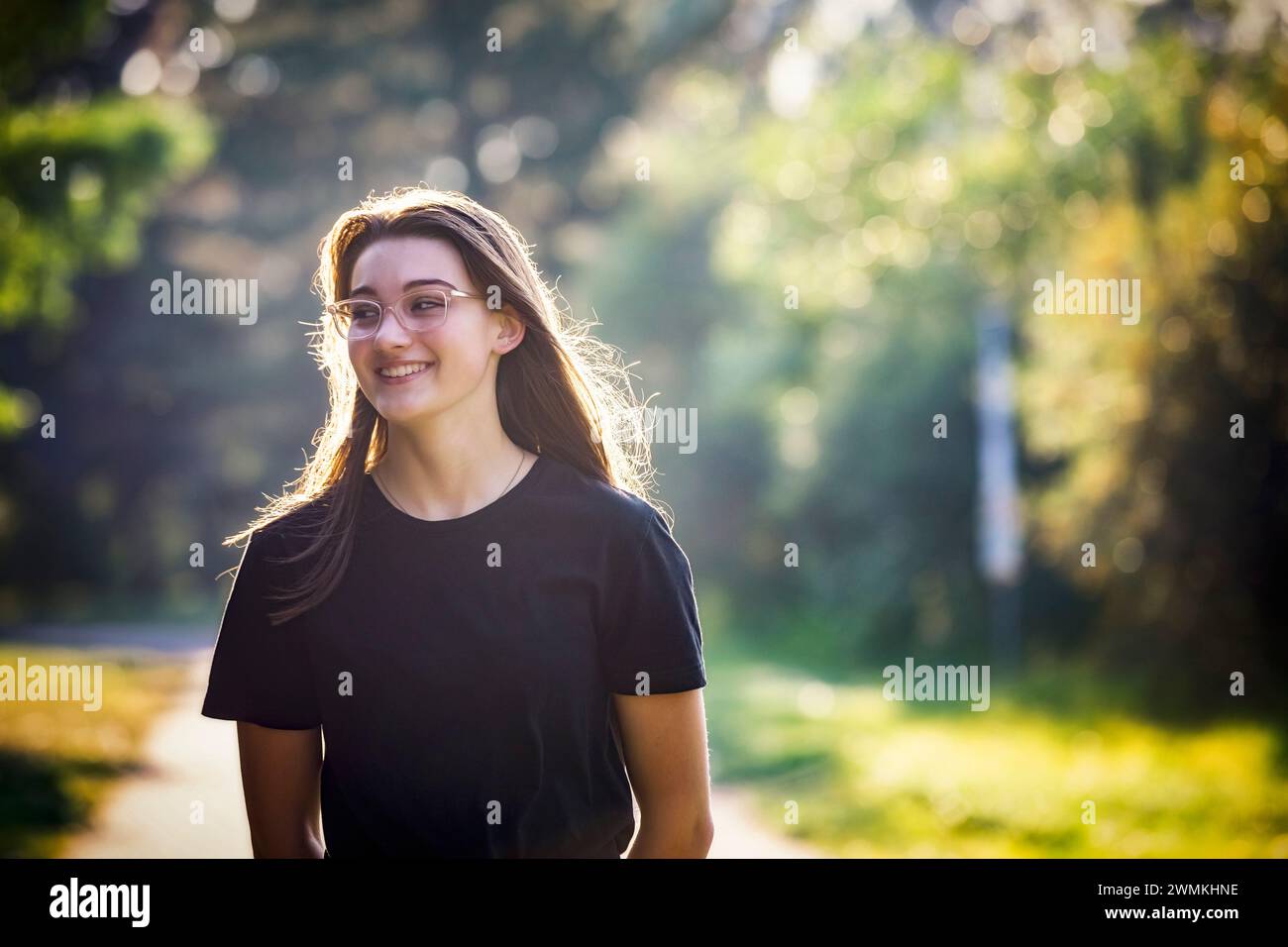 Porträt eines wunderschönen Teenagers in einem Stadtpark an einem warmen Herbstnachmittag; Leduc, Alberta, Kanada Stockfoto