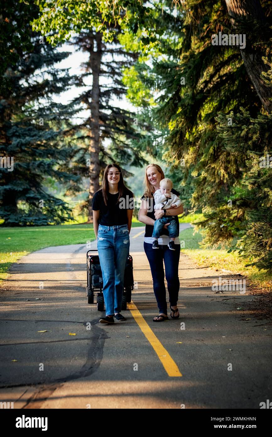 Mutter verbringt an einem Herbsttag in einem Stadtpark mit ihrer Tochter im Teenageralter und ihrem jungen Sohn, der an einem Down-Syndrom leidet; Leduc, Alberta, Kanada Stockfoto