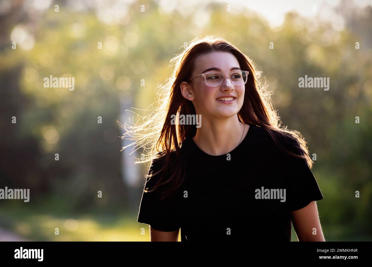 Porträt eines wunderschönen Teenagers in einem Stadtpark an einem warmen Herbstnachmittag; Leduc, Alberta, Kanada Stockfoto
