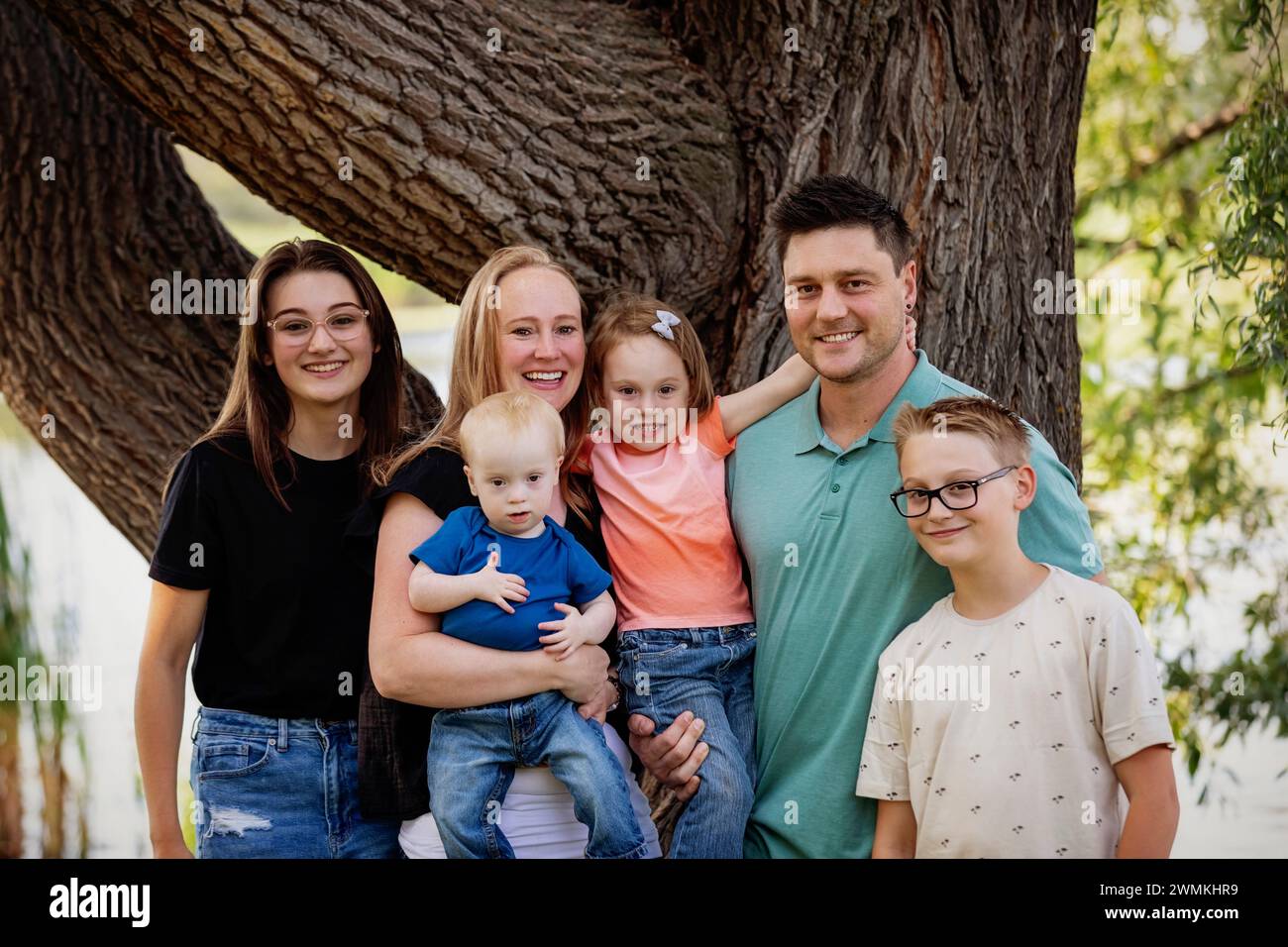 Familienporträt im Freien in einem Stadtpark an einem warmen Herbstnachmittag und der jüngste Sohn leidet unter dem Down-Syndrom; Leduc, Alberta, Kanada Stockfoto