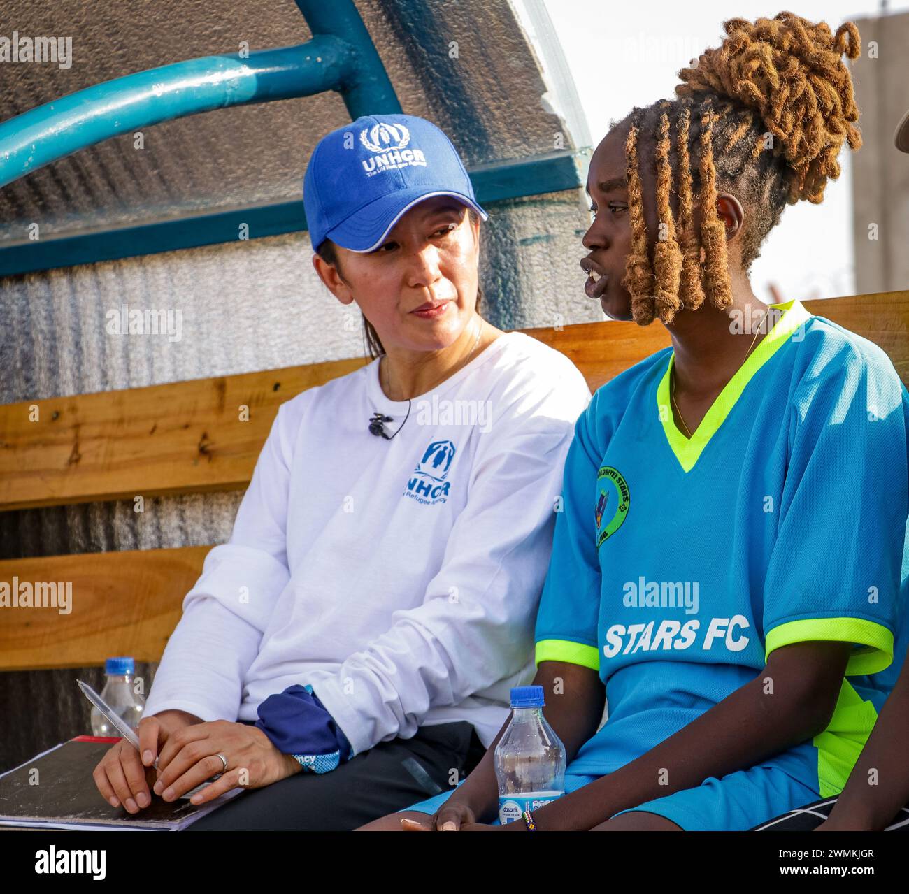 (240227) -- NAIROBI, 27. Februar 2024 (Xinhua) -- Yang Yang kommuniziert am 21. Februar 2024 mit einem Mitglied einer Frauenfußballmannschaft im Kakuma Refugee Camp in Turkana County, Kenia. „Sport, der Flüchtlingen einen Weg beschreitet, sagt UNHCR-Botschafter für guten Willen Yang Yang“ (UNHCR/Handout Via Xinhua) Stockfoto