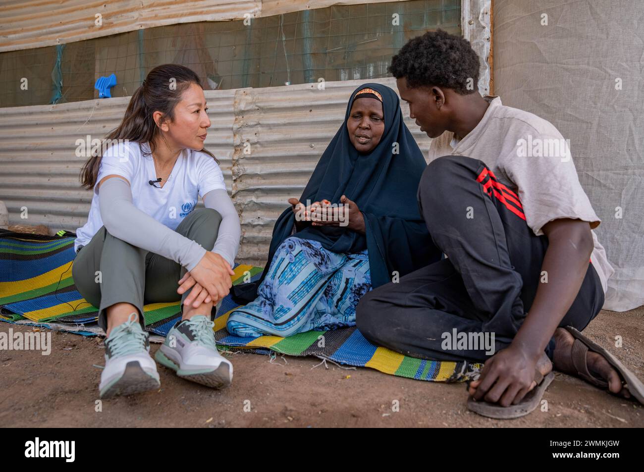 (240227) -- NAIROBI, 27. Februar 2024 (Xinhua) -- Yang Yang (L) kommuniziert am 22. Februar 2024 mit somalischen Flüchtlingen im Kakuma Refugee Camp in Turkana County, Kenia. „Sport, der Flüchtlingen einen Weg beschreitet, sagt UNHCR-Botschafter für guten Willen Yang Yang“ (UNHCR/Handout Via Xinhua) Stockfoto