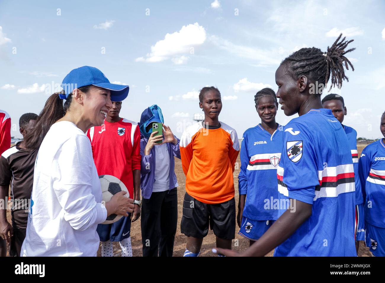 (240227) -- NAIROBI, 27. Februar 2024 (Xinhua) -- Yang Yang (L) kommuniziert am 21. Februar 2024 mit Mitgliedern einer Frauenfußballmannschaft im Kakuma Refugee Camp in Turkana County, Kenia. „Sport, der Flüchtlingen einen Weg beschreitet, sagt UNHCR-Botschafter für guten Willen Yang Yang“ (UNHCR/Handout Via Xinhua) Stockfoto