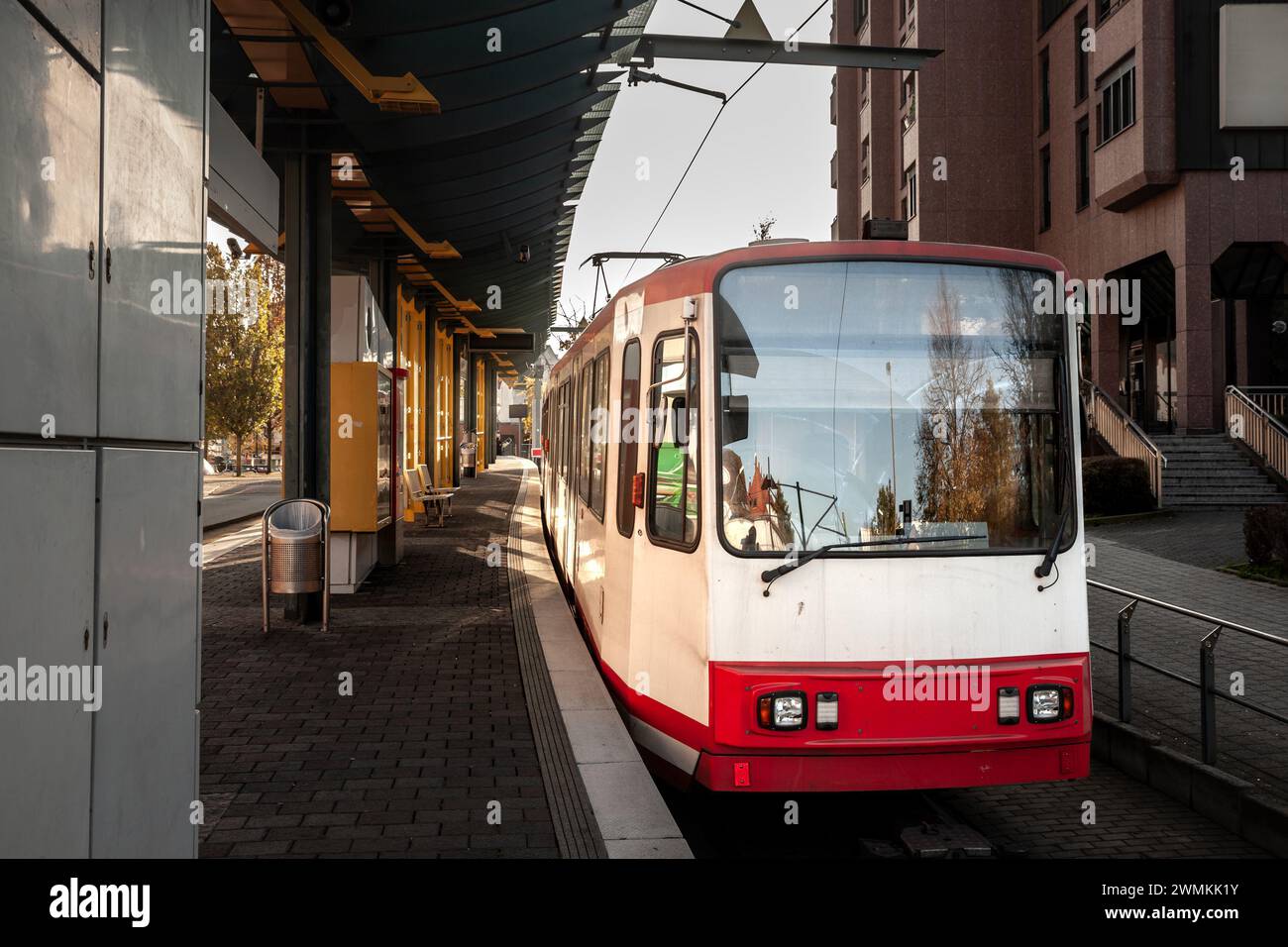 Bild des Bahnhofs Aplerbeck des U-Bahn-Systems Dortmund, Stadtbahn Dortmund, mit einer abfahrbereiten Straßenbahn. Dortmund Stadtbahn Stockfoto