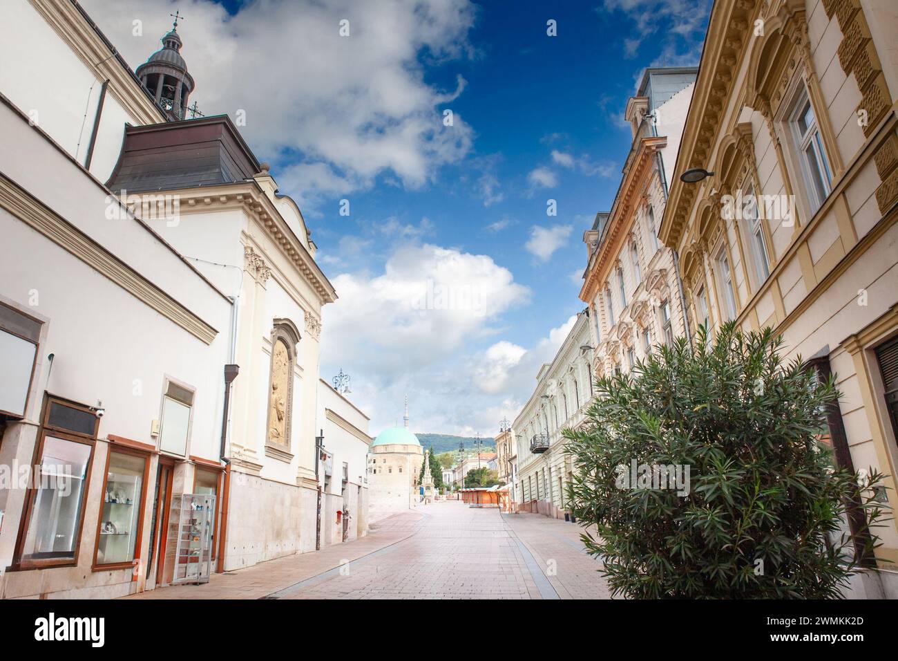 Bild der Fußgängerzone irgalmasok utcaja von Pecs, Szechenyi ter Square, in der Abenddämmerung, in Pecs, Ungarn. Pécs ist die fünftgrößte Stadt in Stockfoto