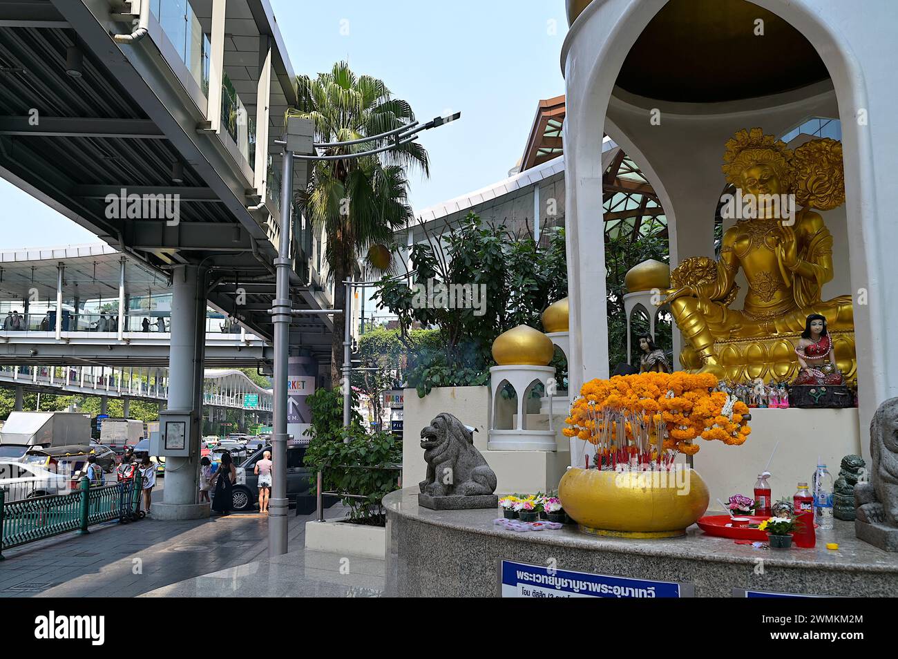 Der Umathevi-Schrein, der sich an der geschäftigen Ratchadamri Road in Bangkok befindet, ist bei thailändischen Frauen beliebt, die hier für Liebe und Familienangelegenheiten beten Stockfoto