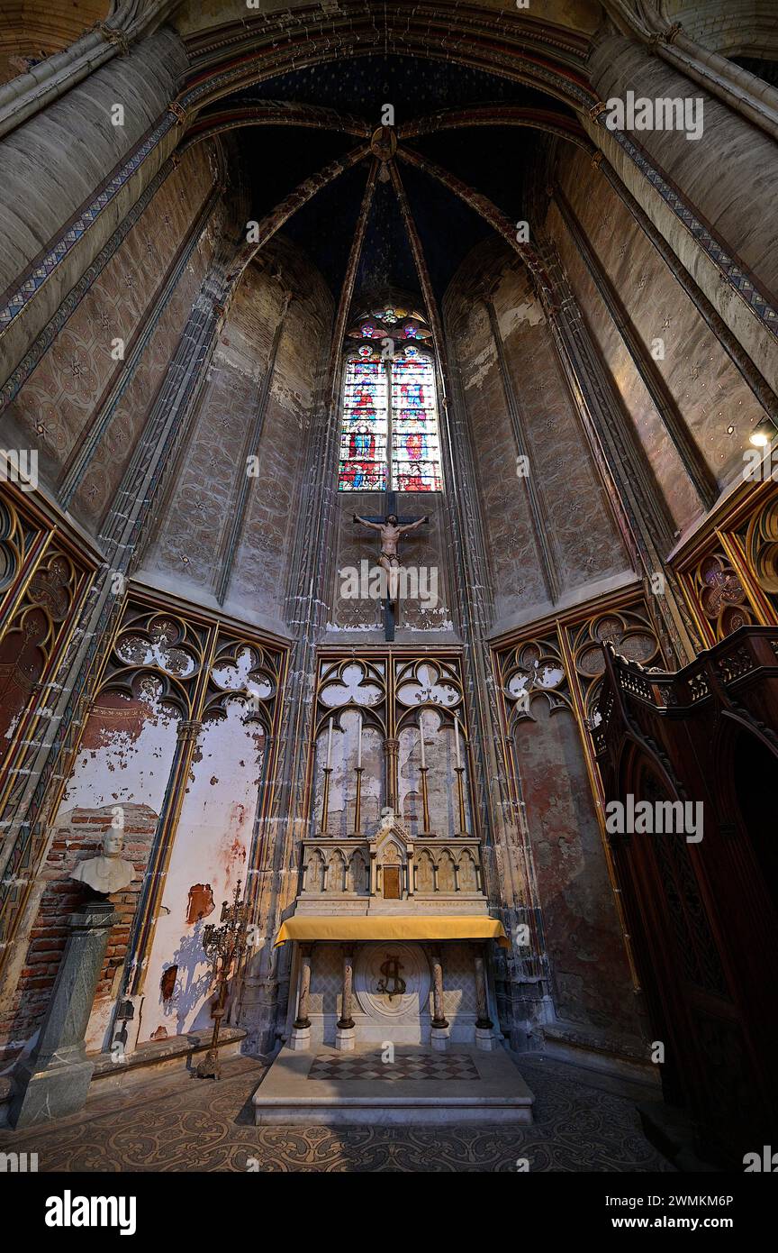 Christus am Kreuz unter Buntglasfenstern, Kapelle, Kathedrale St. Stephan, Toulouse, Frankreich Stockfoto