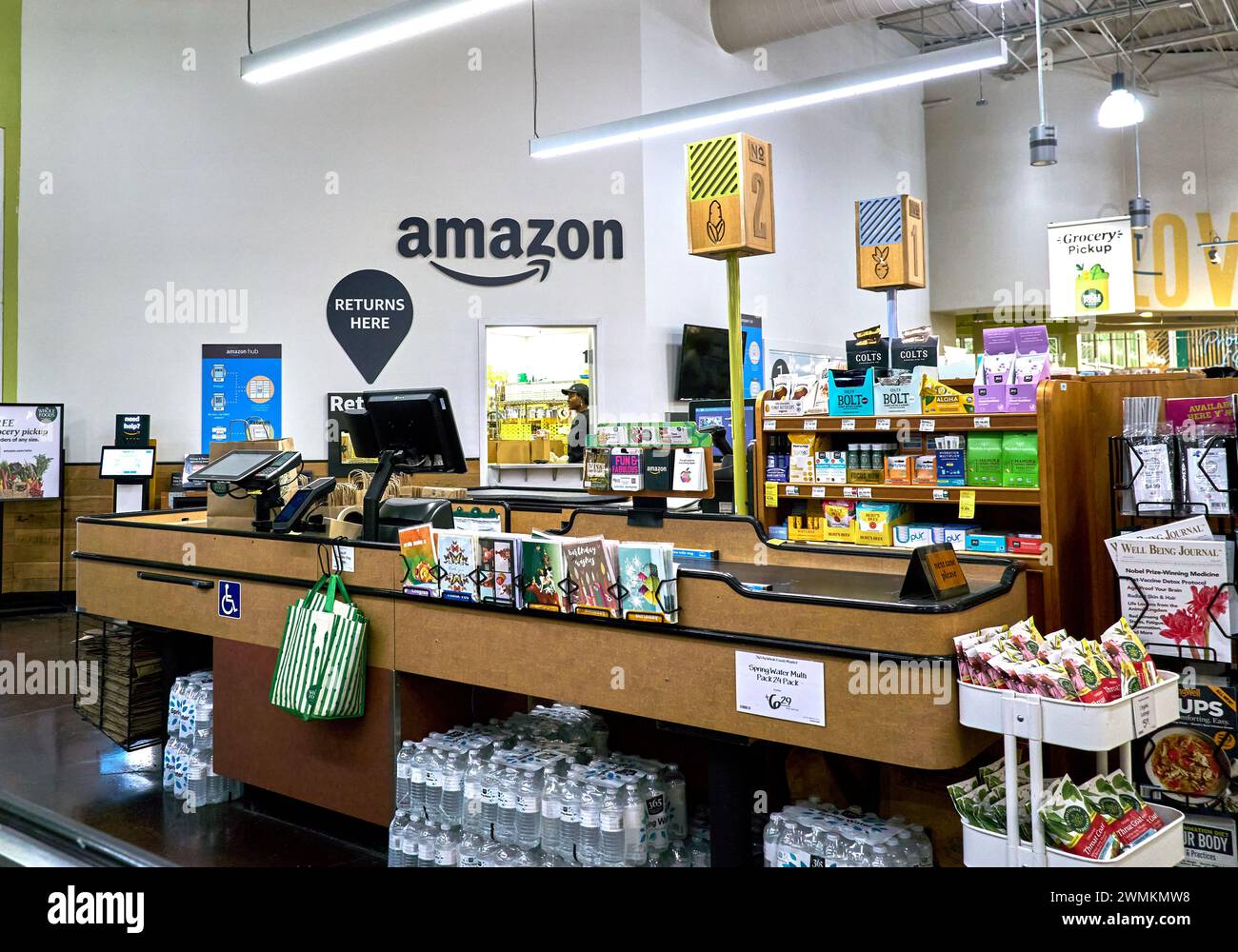 Dallas TX, USA – 25. Februar 2024: Amazon kehrt auf dem Whole Foods Market zurück. Whole Foods, eine US-amerikanische Lebensmittelkette, verkauft Lebensmittel ohne künstliche Zutaten Stockfoto