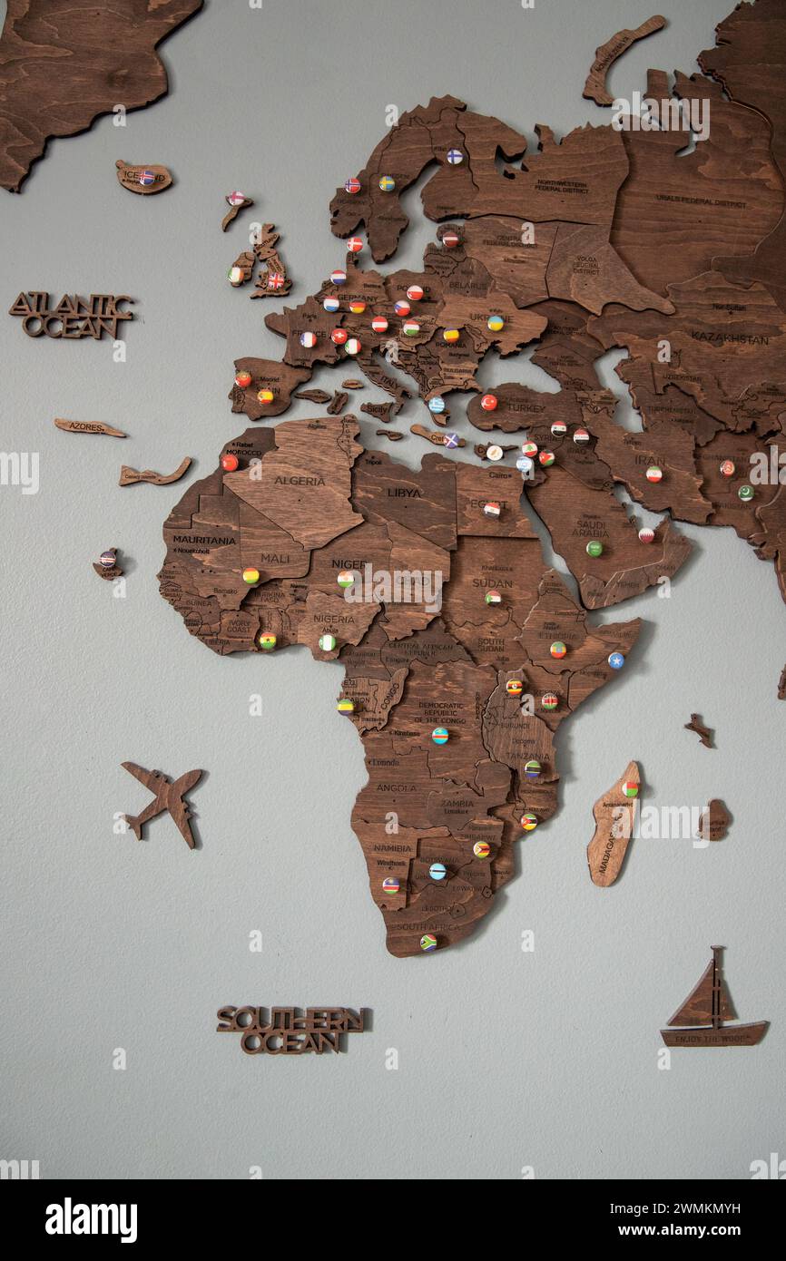 Hölzerne Abenteuerkarte mit Fahnenstiften, Europa und Afrika Stockfoto