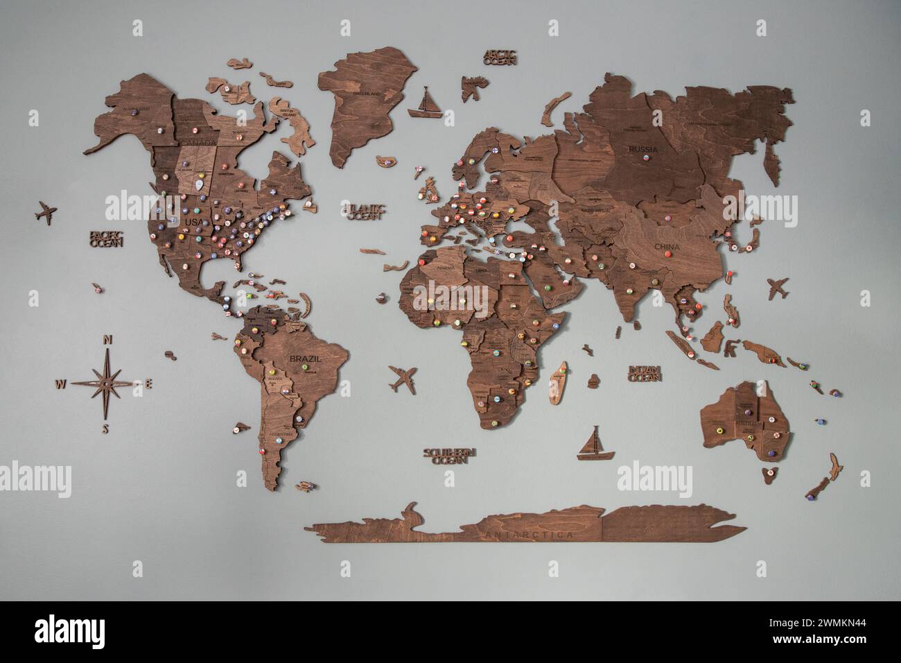 Hölzerne Weltkarte, markiert mit Fahnenstiften Stockfoto