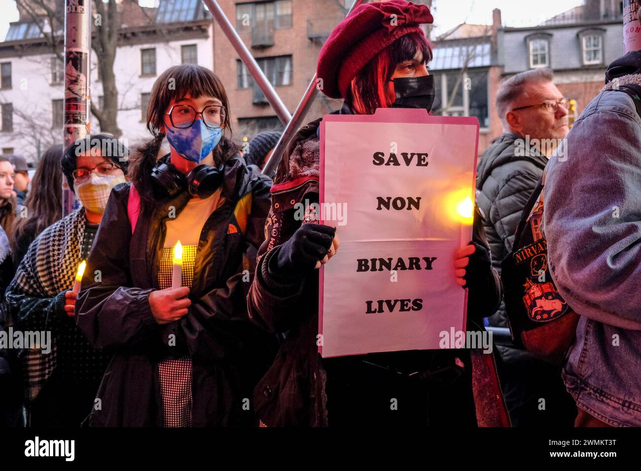 New York City, NY, USA. Februar 2024. New Yorker halten am 26. Februar 2024 Mahnwache für die nicht-binäre Studentin NEX Benedict im Stonewall Inn ab. Credit: Katie Godowski/Media Punch/Alamy Live News Stockfoto