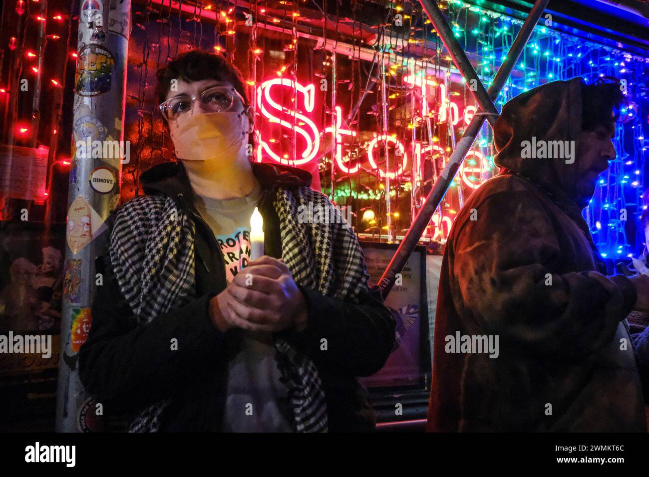 New York City, NY, USA. Februar 2024. New Yorker halten am 26. Februar 2024 Mahnwache für die nicht-binäre Studentin NEX Benedict im Stonewall Inn ab. Credit: Katie Godowski/Media Punch/Alamy Live News Stockfoto