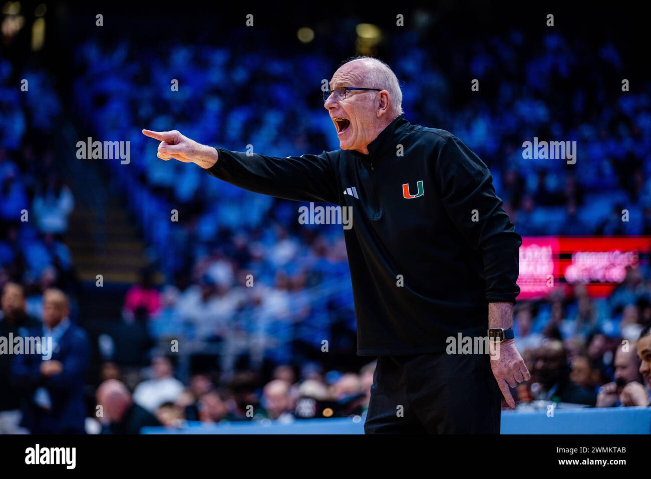 Chapel Hill, NC, USA. Februar 2024. Miami (FL) Hurricanes Head Coach Jim Larranaga ruft die Verteidigung gegen die North Carolina Tar Heels im ACC Basketball Matchup im Dean Smith Center in Chapel Hill, NC, auf. (Scott Kinser/CSM). Quelle: csm/Alamy Live News Stockfoto