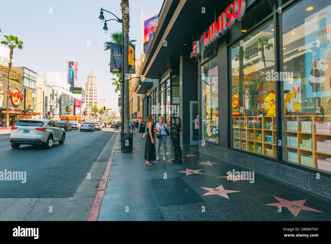 Los Angeles, Kalifornien, USA - 26. April 2023. Hollywood Walk of Fame an einem sonnigen Tag. Das Theaterviertel ist eine berühmte Touristenattraktion. Stockfoto